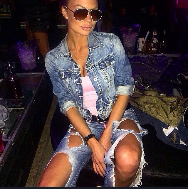 Засвети свои фантазии, и я сделаю все, чтобы они стали реальностью.
💋 Мои услуги включают оральный и классический секс, массаж и расслабление, эротические игры и ролевые сценарии. А также могу быть твоей идеальной собеседницей, если ты хочешь просто поговорить.
📸 И, конечно же, у меня есть фото, чтобы ты смог убедиться в моей привлекательности и сексуальности. Если хочешь увидеть их, просто попроси меня отправить.
✨ Отзывы о моих услугах говорят сами за себя: клиенты оценивают меня высоко за мою страсть, внимательность и профессионализм. Ты точно не пожалеешь, ведь я всегда стараюсь угодить своим мужчинам.
🌃 Живу я в Москве и готова пригласить тебя к себе в уютное место для нашей встречи. Ты не пожалеешь о времени, проведенном со мной, и вернешься ко мне снова. Доверься мне и дай себе удовольствие, которого ты заслуживаешь. Напиши мне, и начнем нашу незабываемую встречу! 😉 Александра